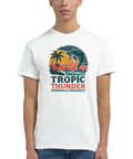 Man bär vit t-shirt med vintage Tropic Thunder tryck och solnedgångsmotiv