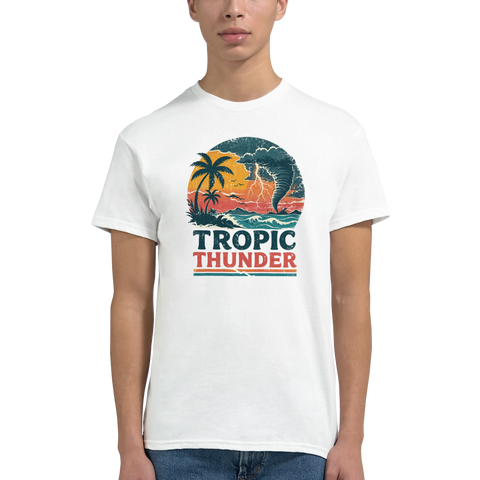 Man bär vit t-shirt med vintage Tropic Thunder tryck och solnedgångsmotiv