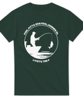Mörkgrön t-shirt med vit cirkeldesign, fiskare och provokativ text.