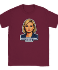 T-shirt i vinrött med en kaxig illustration av Kristdemokraternas ledare