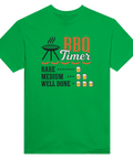 BBQ Timer-tryck med grill, korvar, texten "Rare, Medium, Well Done" och ölmuggar på grön t-shirt.