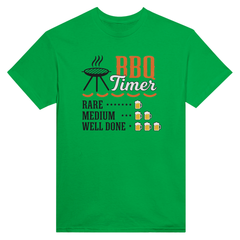 BBQ Timer-tryck med grill, korvar, texten "Rare, Medium, Well Done" och ölmuggar på grön t-shirt.