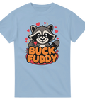 Tvättbjörn med tummen upp och texten "BUCK FUDDY" på ljusblå t-shirt, tecknad stil.
