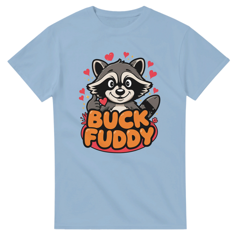 Tvättbjörn med tummen upp och texten "BUCK FUDDY" på ljusblå t-shirt, tecknad stil.