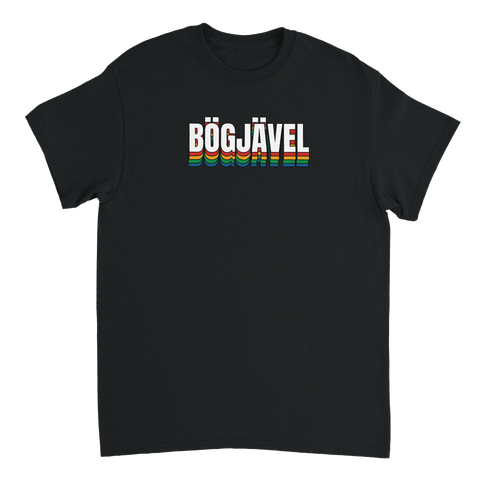BÖGJÄVEL" text i vit, regnbågsfärgad skugga på svart t-shirt, retro stil.