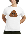 Glad bajsemoji med vita tänder på vit t-shirt.