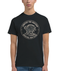 Närbild på en person i t-shirt med ett viralt tvättbjörnsmotiv