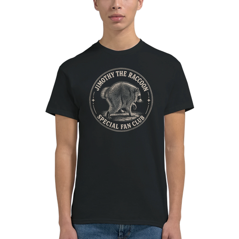Närbild på en person i t-shirt med ett viralt tvättbjörnsmotiv