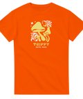 Psykedeliska svampar, text "TRIPPY ESTD. 2025" och stjärnor i gult/vitt på orange t-shirt.