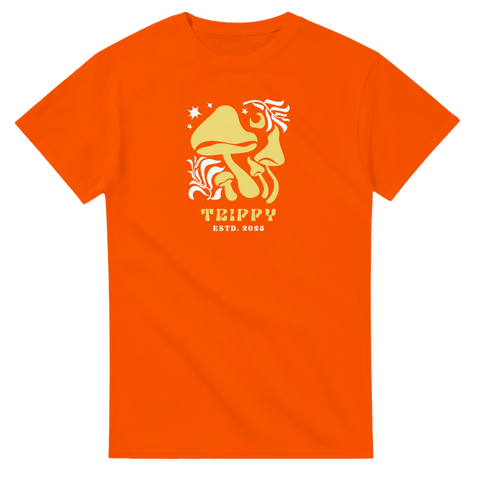 Psykedeliska svampar, text "TRIPPY ESTD. 2025" och stjärnor i gult/vitt på orange t-shirt.