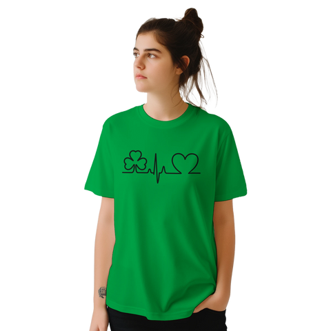 Svart klöver, hjärtkurva och hjärta på grön St Patrick's Day t-shirt.