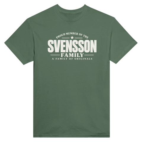 Olivgrön t-shirt med texten Svensson – A Family of Originals