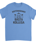 Kaffemaskinen är min bästa kollega" text med kaffekopp och bönor på ljusblå t-shirt.