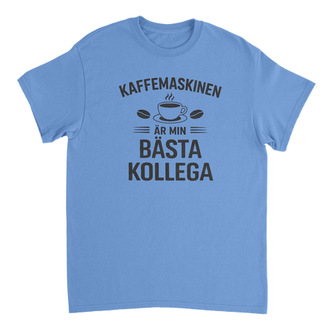 Kaffemaskinen är min bästa kollega" text med kaffekopp och bönor på ljusblå t-shirt.