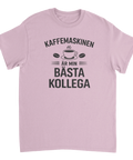 Kaffemaskinen är min bästa kollega" text med kaffekopp och bönor på ljusrosa t-shirt.