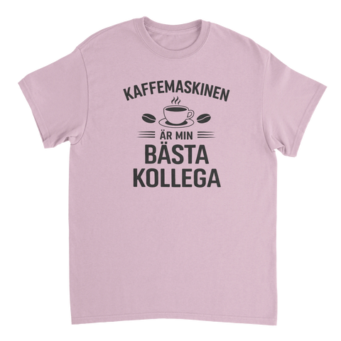 Kaffemaskinen är min bästa kollega" text med kaffekopp och bönor på ljusrosa t-shirt.