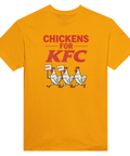 Gul t-shirt med absurd illustration av hönor som demonstrerar för KFC