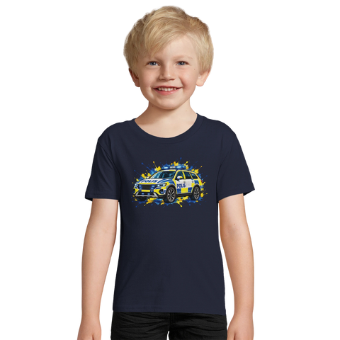 Barn i marinblå barn-t-shirt med en svensk polisbil och färgstänk