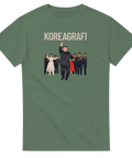 Satirisk illustration av Kim Jong-un som dansar framför soldater – militärgrön t-shirt