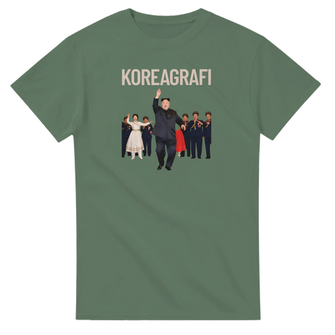 Satirisk illustration av Kim Jong-un som dansar framför soldater – militärgrön t-shirt