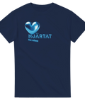 Politiskt statement-tryck med blått hjärta på marinblå t-shirt