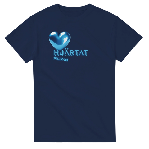 Politiskt statement-tryck med blått hjärta på marinblå t-shirt