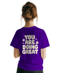 Lekfull illustration med text och smileys på lila t-shirt