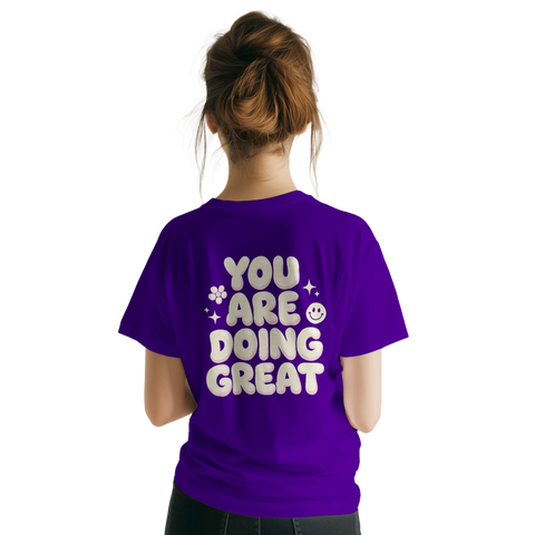 Lekfull illustration med text och smileys på lila t-shirt