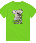 Limegrön t-shirt med en koala som kramar en mus och texten Kärlek kan vara tufft.