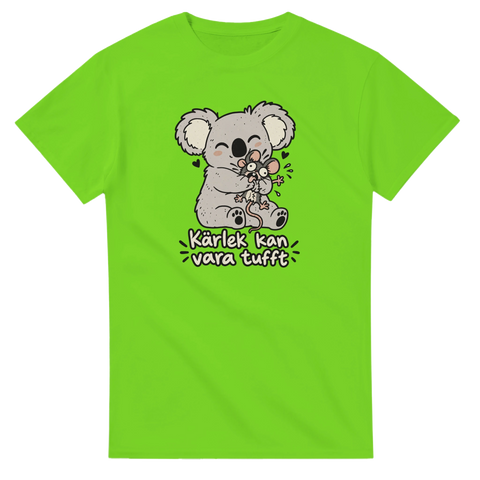 Limegrön t-shirt med en koala som kramar en mus och texten Kärlek kan vara tufft.