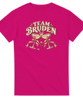 Cerise t-shirt med champagneglas, rosett, ring och texten ”Team bruden”.