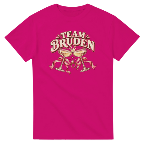 Cerise t-shirt med champagneglas, rosett, ring och texten ”Team bruden”.