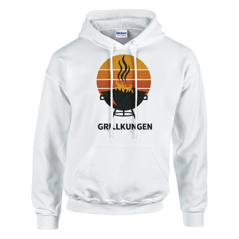 Retro grillmotiv med texten "GRILLKUNGEN" på vit hoodie.