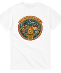 Vintageinspirerat motiv av en sjungande kör runt en eld på en vit t-shirt