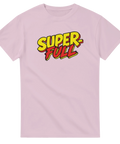 Grafiskt texttryck med humoristiskt budskap på en ljusrosa t-shirt