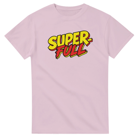 Grafiskt texttryck med humoristiskt budskap på en ljusrosa t-shirt