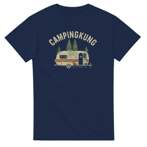 Vintagedesign med campingmotiv och tallskog tryckt på marinblå t-shirt