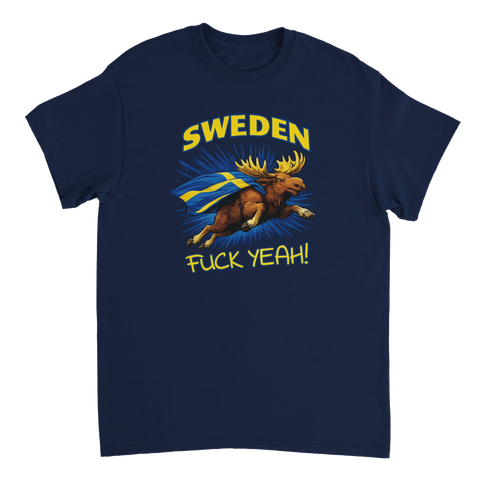Illustration av flygande älg med svensk flagga som mantel – marinblå t-shirt