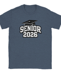 Vit text "SENIOR 2026" med studentmössa på mörkblå t-shirt, examensdesign.