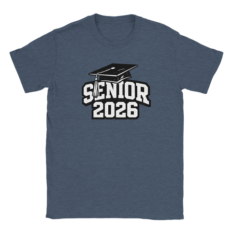 Vit text "SENIOR 2026" med studentmössa på mörkblå t-shirt, examensdesign.