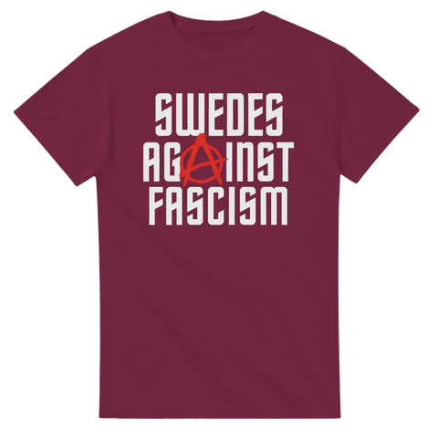 Anarkistisk symbol och antifascistisk text på vinröd t-shirt med grafisk design