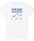 Blå text Typiskt Västkustskt med flygande fiskmåsar – grafisk vit t-shirt