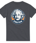Retro porträtt av Albert Einstein med text i cirkel på en mörkgrå t-shirt