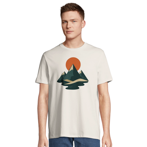 Minimalistiskt berglandskap med orange sol och vatten på ekologisk vit T-shirt.