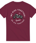 Vintage motorcykeldesign med textcirkel på vinröd t-shirt, rak framifrån.