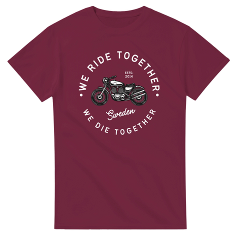 Vintage motorcykeldesign med textcirkel på vinröd t-shirt, rak framifrån.