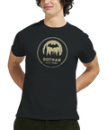 Man bär en svart t-shirt med Gotham City Park motiv
