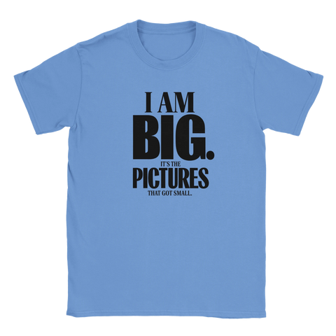 Blå t-shirt med minimalistisk textdesign och kaxig attityd