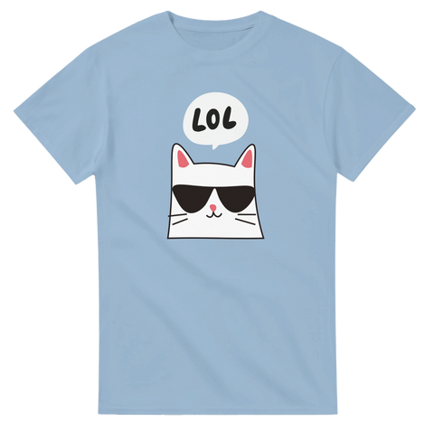 Tecknad vit katt med solglasögon, bubbla med "LOL", på ljusblå t-shirt.