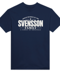Marinblå t-shirt med texten Svensson – A Family of Originals